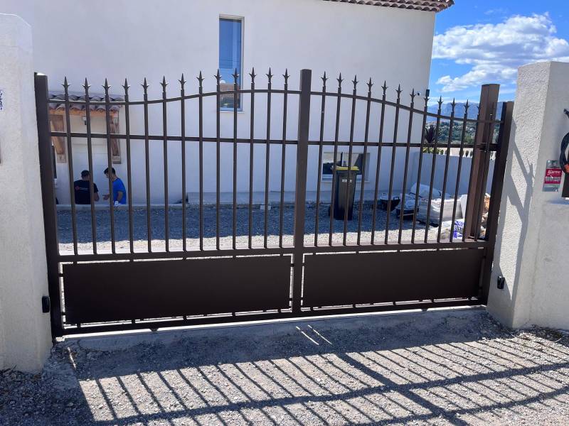 INSTALLATION PORTAIL COULISSANT ALU DE MARQUE KOSTUM CADIOU