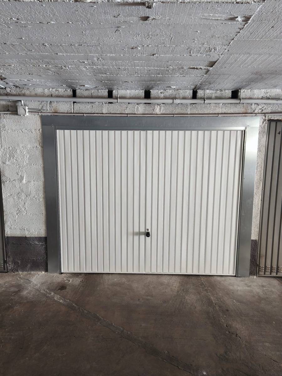 PORTE DE GARAGE PUR UN PARTICULIER BLANCHE